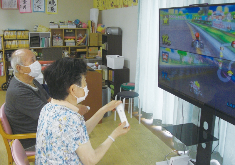 テレビゲームをを楽しむ利用者さん