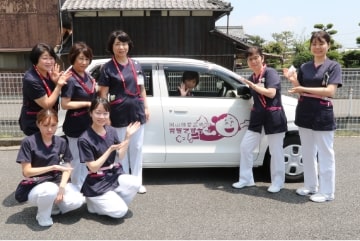 写真：看護師専用車「元気ですカー」と看護師たち