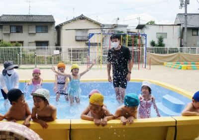 水遊びをする子どもたちの写真