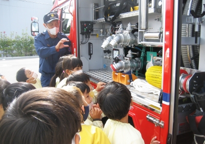 消防訓練をする子どもたちの写真