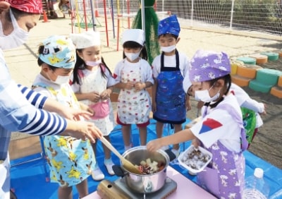 料理を楽しむ子どもたちの写真