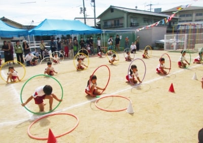 運動会を楽しむ子どもたちの写真